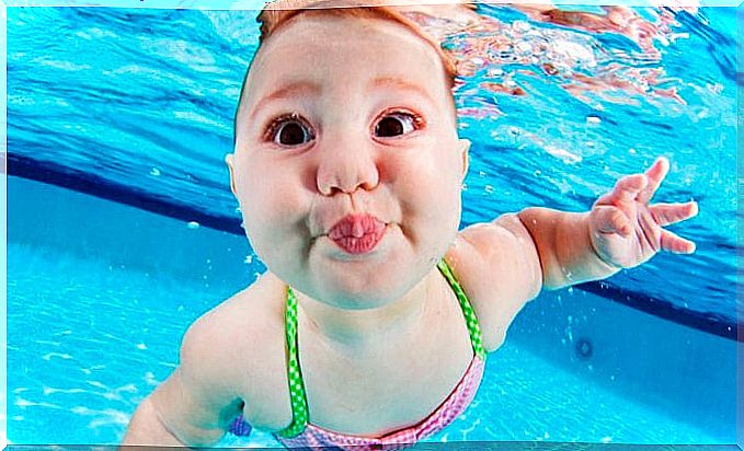 Child in the pool: aquatic stimulation