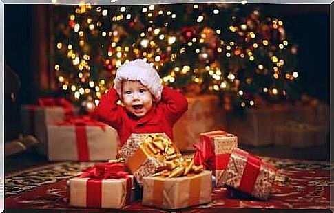 Christmas gifts are also an opportunity to strengthen emotional bonds.  Child on Christmas day.