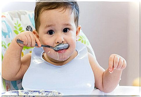 When children start eating alone, they inevitably end up dirtying the table and themselves