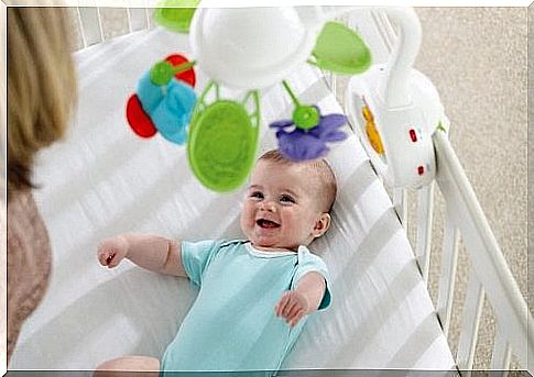 The mobile to put on the cot is one of the most useful toys for babies. 