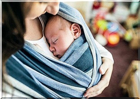 Carrying your baby safely: here's how