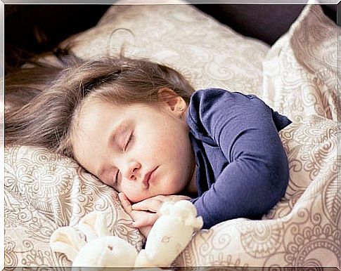Putting children to bed early is good for little ones and mothers.