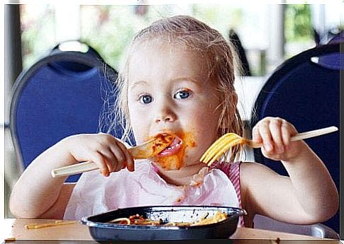 One of the strategies for entertaining a child in a restaurant is to make him kick around between courses and let him discover the place