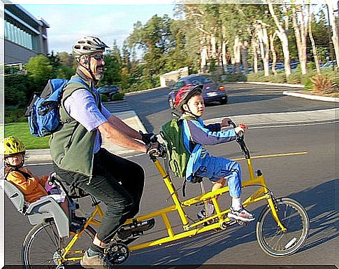 dad-and-children-by-bicycle