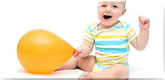 When stimulating the baby to sit, before 5 months it is advisable to use a support. 