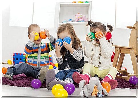 Children sharing toys