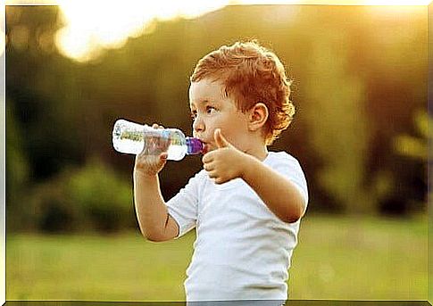 When to teach the child to drink water from the glass?